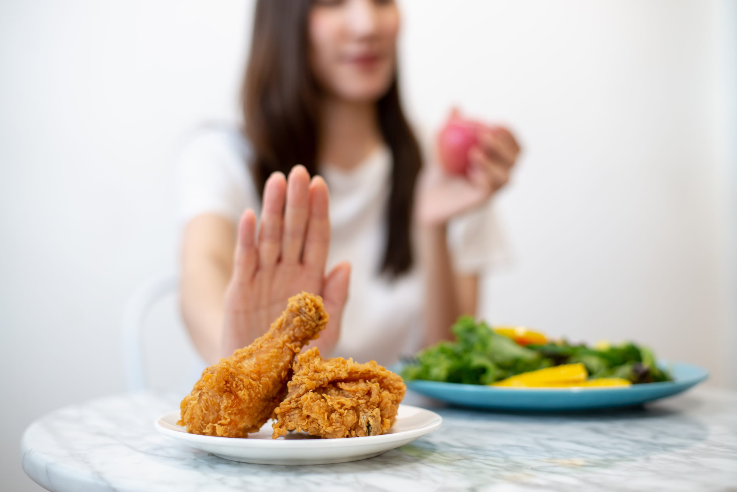 donna che rifiuta pollo fritto - dieta per enterite