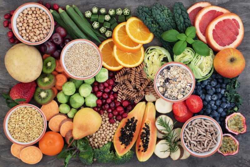 Panoramica di alimenti per una dieta sana: legumi, frutta, pasta integrale e verdura
