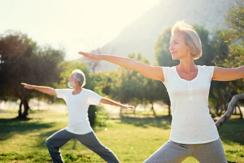 Coppia di over 50 che si allena in un parco