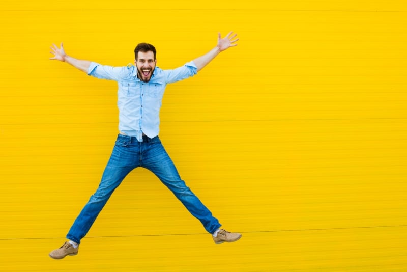 Ragazzo sorridente su uno sfondo giallo