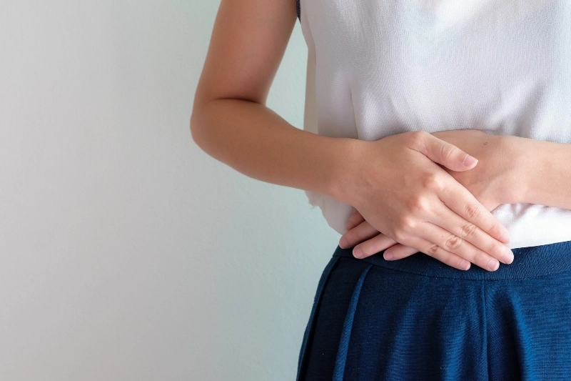 Dettaglio di donna con le mani sulla pancia